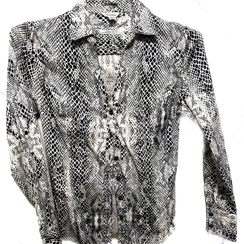 Like new. Beautiful dressy shirt.